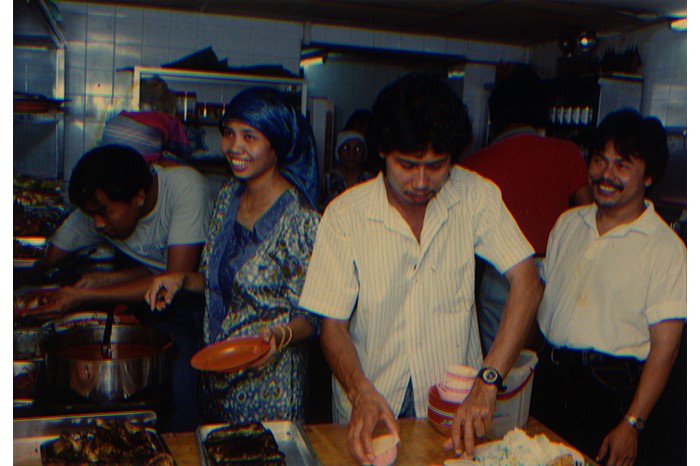 Gambar ini menunjukkan Zulbaidah binte Marlian dan Mohamad Zin bekerja di dapur restoran pertama mereka pada awal tahun 1990an.